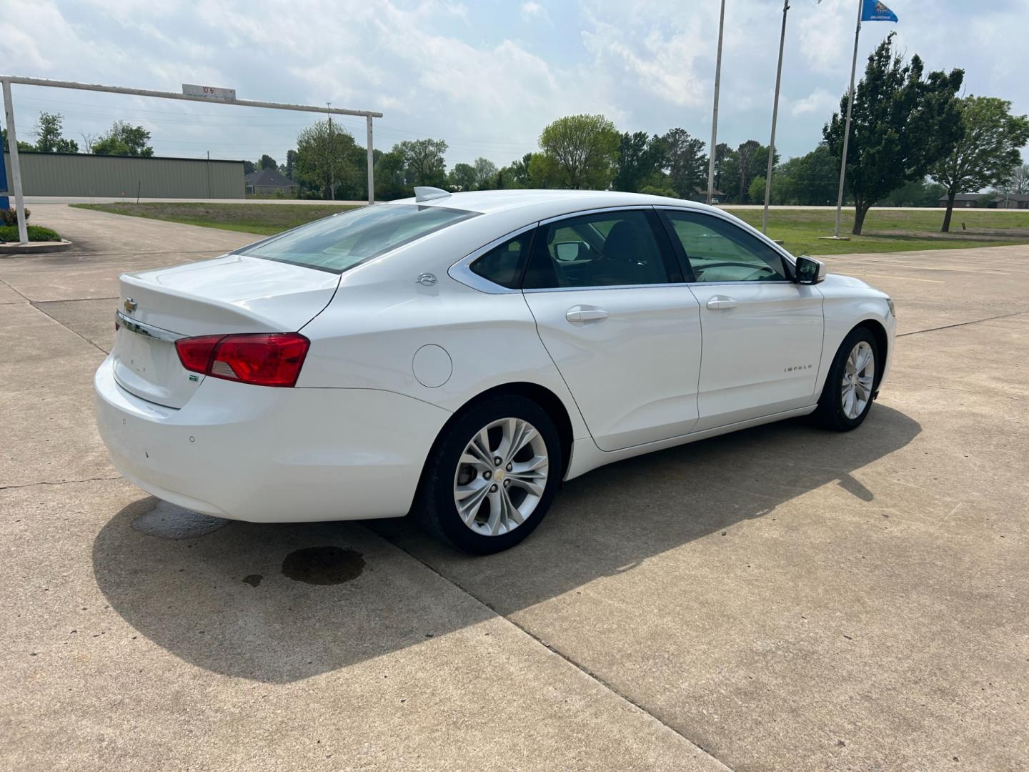 2015 White /Gray Chevrolet Impala CNG Sedan (2G1135SN0F9) with an 3.6L V6 engine, AUTOMATIC transmission, located at 17760 Hwy 62, Morris, OK, 74445, (918) 733-4887, 35.609104, -95.877060 - Photo#4